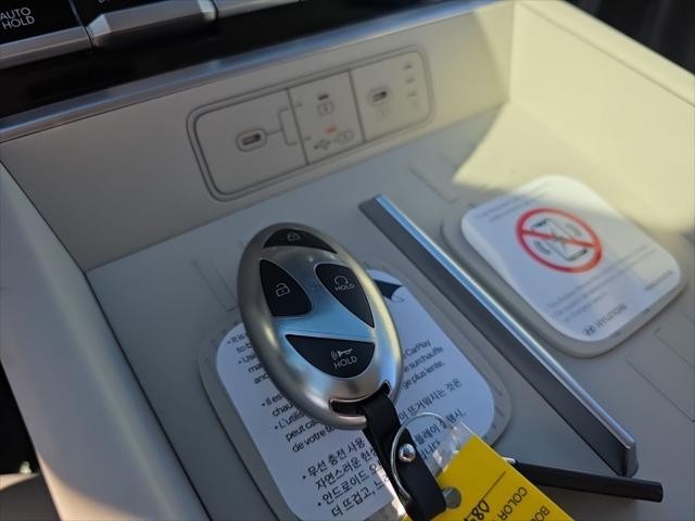 Hyundai Santa Fe Hybrid Vehicle Full-screen Gallery Image 23