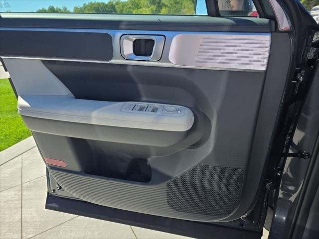 Hyundai Santa Fe Hybrid Vehicle Full-screen Gallery Image 25