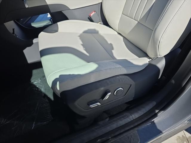 Hyundai Santa Fe Hybrid Vehicle Full-screen Gallery Image 26