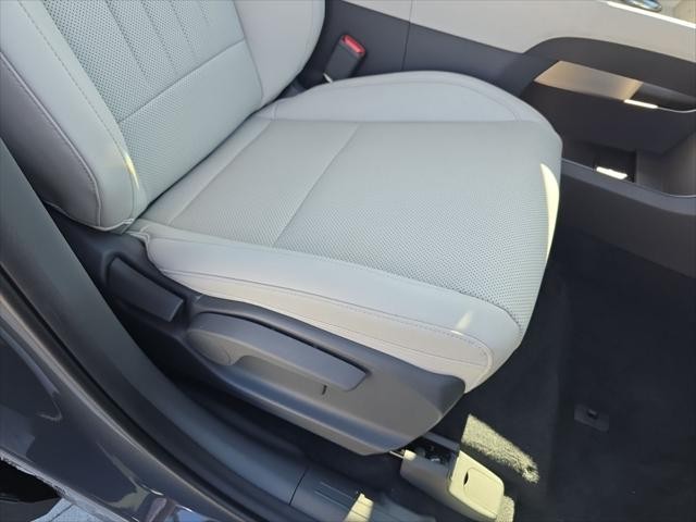 Hyundai Santa Fe Hybrid Vehicle Full-screen Gallery Image 29