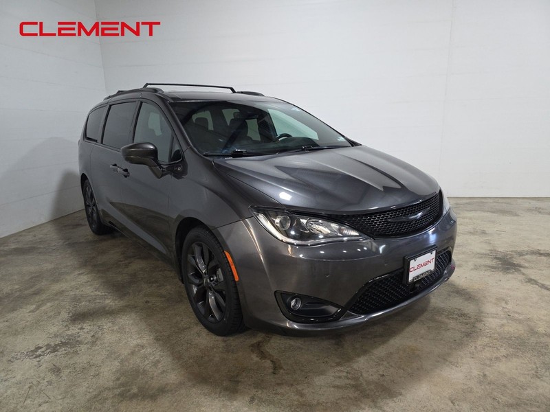 Chrysler Pacifica Vehicle Image 03