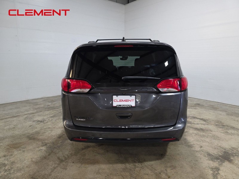 Chrysler Pacifica Vehicle Image 07