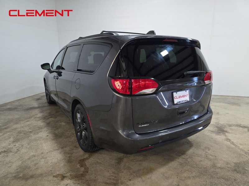 Chrysler Pacifica Vehicle Image 08