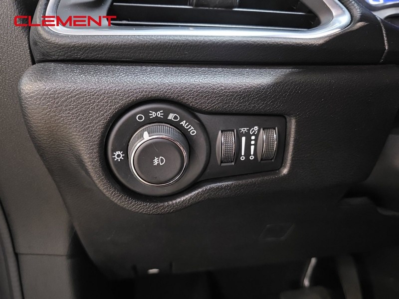 Chrysler Pacifica Vehicle Image 10
