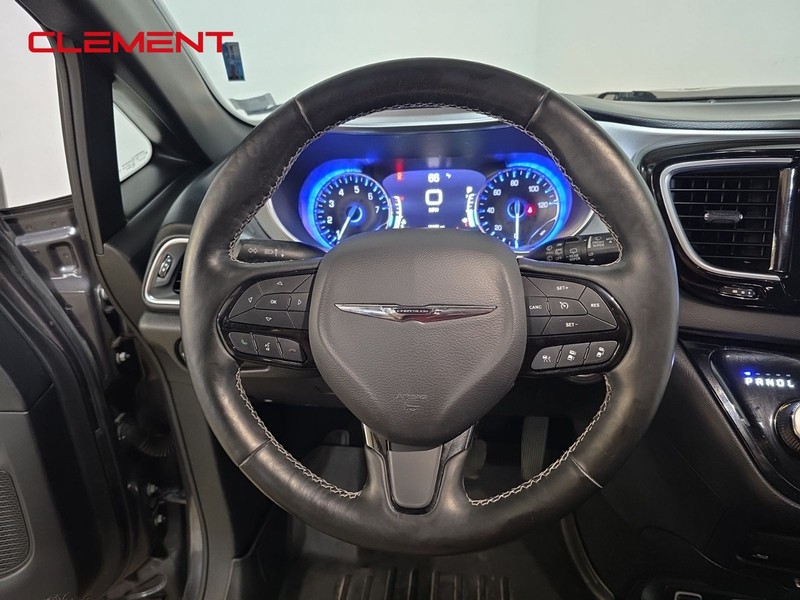 Chrysler Pacifica Vehicle Image 11
