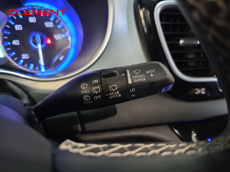 Chrysler Pacifica Vehicle Image 14
