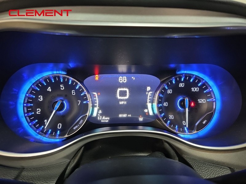 Chrysler Pacifica Vehicle Image 15
