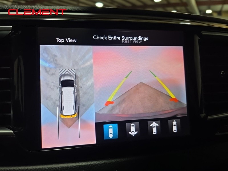 Chrysler Pacifica Vehicle Image 18