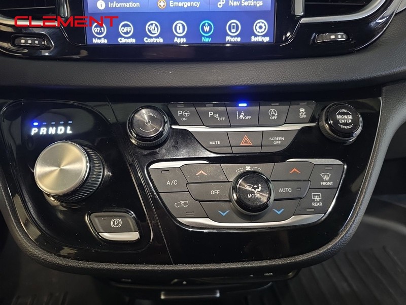 Chrysler Pacifica Vehicle Image 19