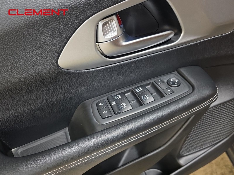 Chrysler Pacifica Vehicle Image 20