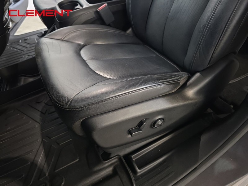 Chrysler Pacifica Vehicle Image 22