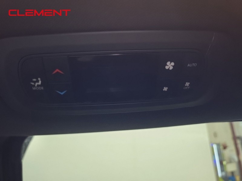 Chrysler Pacifica Vehicle Image 27