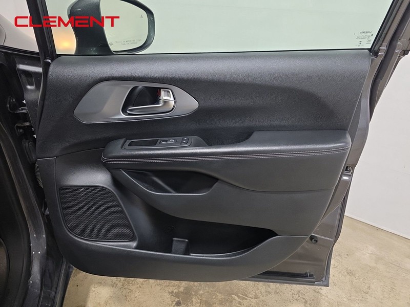 Chrysler Pacifica Vehicle Image 31