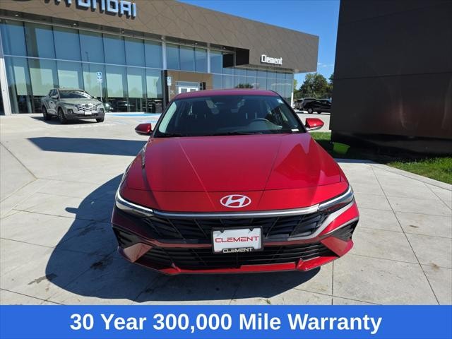 Hyundai Elantra Vehicle Full-screen Gallery Image 2