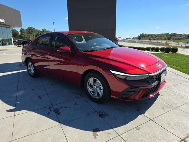 Hyundai Elantra Vehicle Full-screen Gallery Image 3