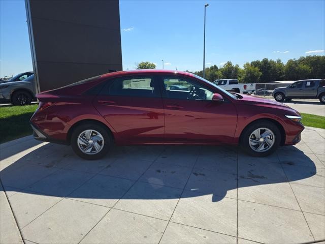 Hyundai Elantra Vehicle Full-screen Gallery Image 4