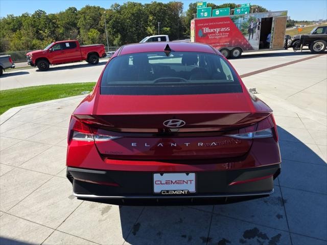 Hyundai Elantra Vehicle Full-screen Gallery Image 7