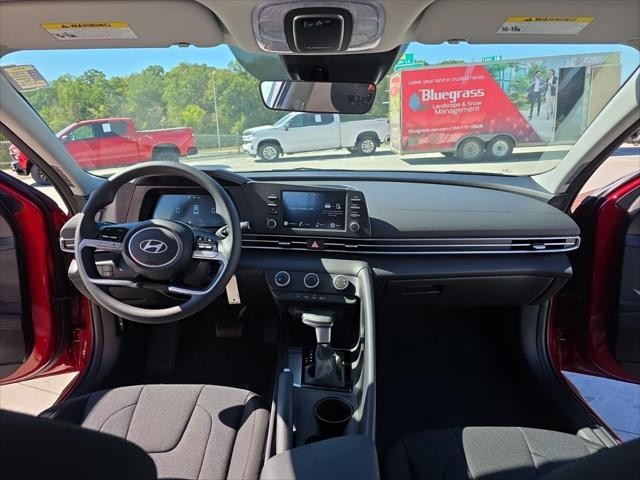 Hyundai Elantra Vehicle Full-screen Gallery Image 11