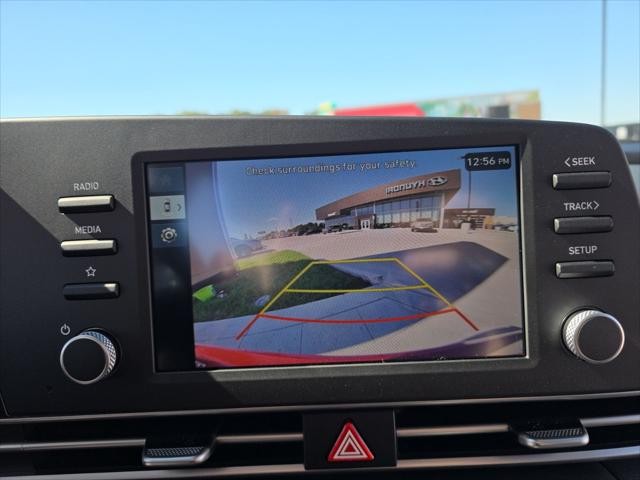 Hyundai Elantra Vehicle Full-screen Gallery Image 20