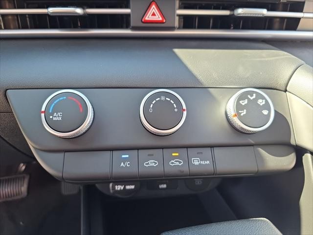 Hyundai Elantra Vehicle Full-screen Gallery Image 21