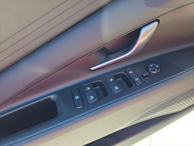 Hyundai Elantra Vehicle Full-screen Gallery Image 23