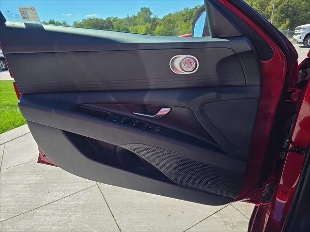 Hyundai Elantra Vehicle Full-screen Gallery Image 24