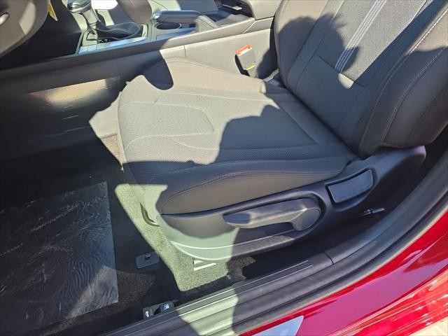 Hyundai Elantra Vehicle Full-screen Gallery Image 25