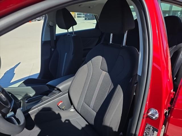 Hyundai Elantra Vehicle Full-screen Gallery Image 26