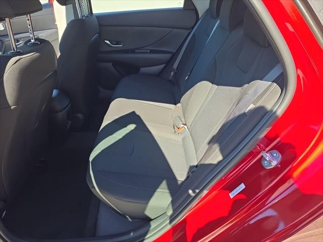 Hyundai Elantra Vehicle Full-screen Gallery Image 28