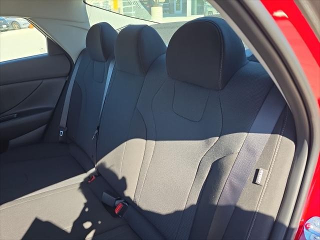 Hyundai Elantra Vehicle Full-screen Gallery Image 29