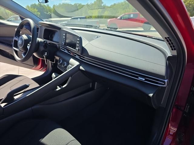 Hyundai Elantra Vehicle Full-screen Gallery Image 31