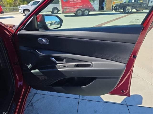 Hyundai Elantra Vehicle Full-screen Gallery Image 32