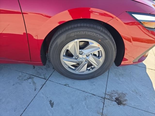 Hyundai Elantra Vehicle Full-screen Gallery Image 33