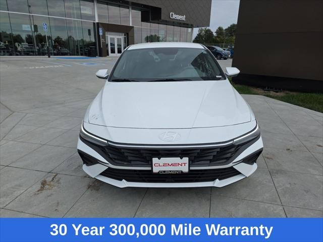 Hyundai Elantra Vehicle Full-screen Gallery Image 2