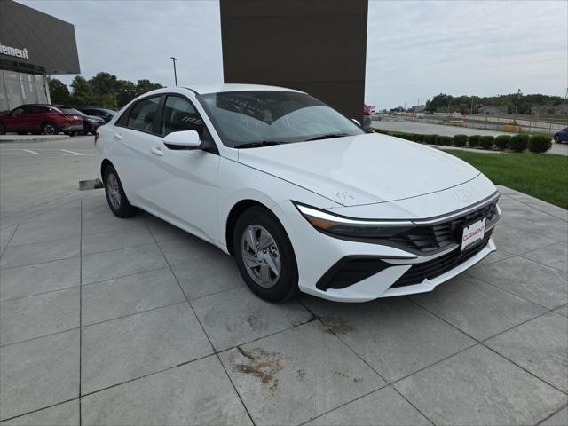 Hyundai Elantra Vehicle Full-screen Gallery Image 3