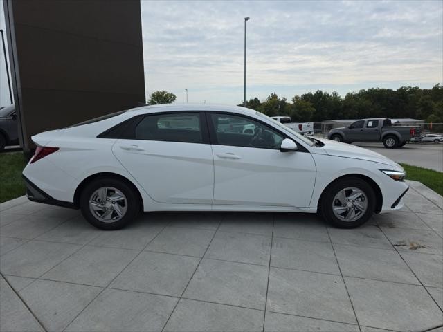 Hyundai Elantra Vehicle Full-screen Gallery Image 4