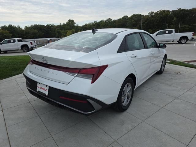 Hyundai Elantra Vehicle Full-screen Gallery Image 6