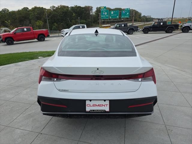 Hyundai Elantra Vehicle Full-screen Gallery Image 7