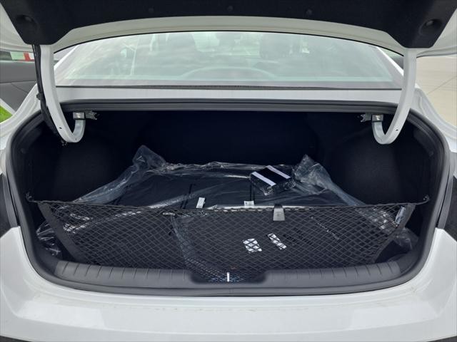 Hyundai Elantra Vehicle Full-screen Gallery Image 9