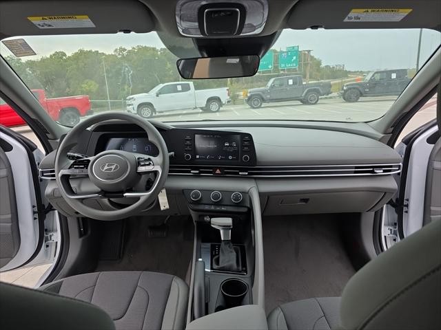 Hyundai Elantra Vehicle Full-screen Gallery Image 11