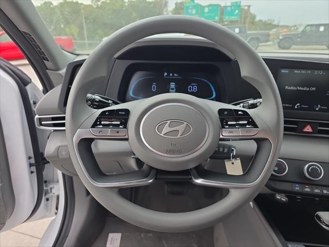 Hyundai Elantra Vehicle Full-screen Gallery Image 14