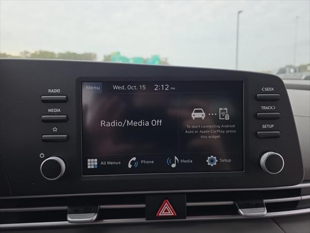 Hyundai Elantra Vehicle Full-screen Gallery Image 19