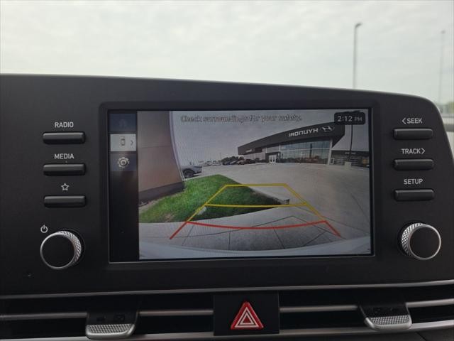 Hyundai Elantra Vehicle Full-screen Gallery Image 20