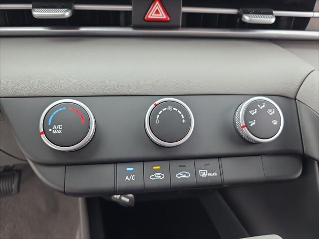 Hyundai Elantra Vehicle Full-screen Gallery Image 21