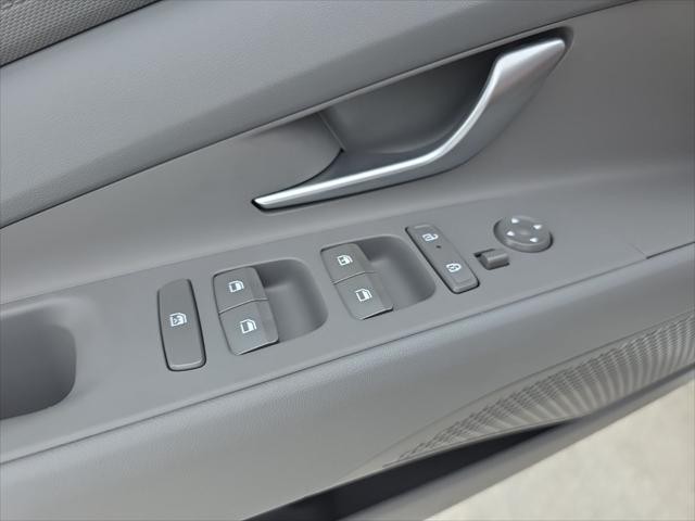 Hyundai Elantra Vehicle Full-screen Gallery Image 24