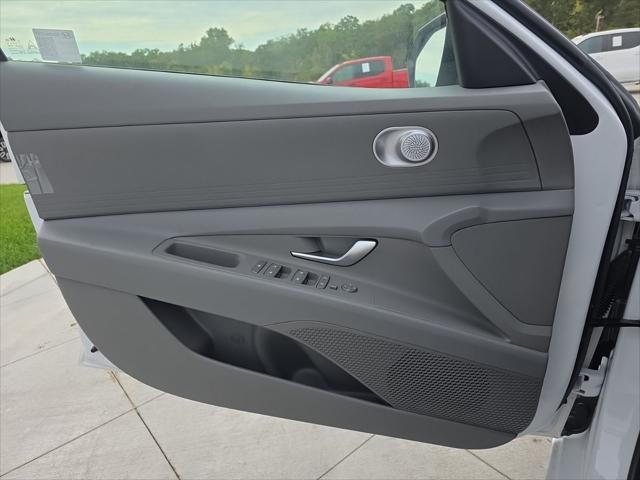 Hyundai Elantra Vehicle Full-screen Gallery Image 25