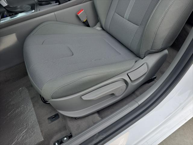 Hyundai Elantra Vehicle Full-screen Gallery Image 26