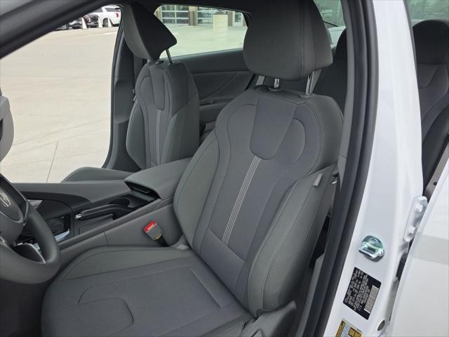 Hyundai Elantra Vehicle Full-screen Gallery Image 27