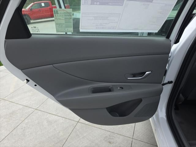 Hyundai Elantra Vehicle Full-screen Gallery Image 28