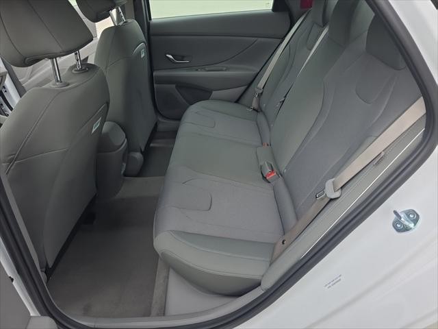 Hyundai Elantra Vehicle Full-screen Gallery Image 29